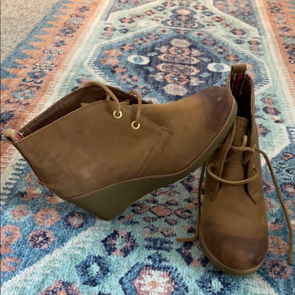 Tan Sperry Booty